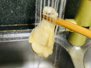 8、鸡腿炖香菇,捞出的鸡腿,用水冲洗;