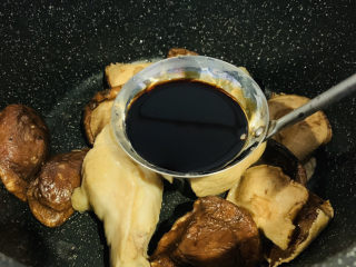 14、鸡腿炖香菇,加入一大勺生抽;