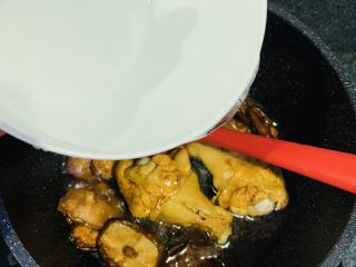 15、鸡腿炖香菇,加入一大碗清水,盖过食材;