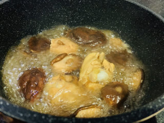 17、鸡腿炖香菇,搅拌均匀所有调料,大火烧开;