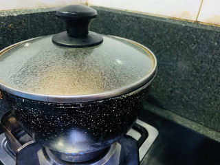 18、鸡腿炖香菇,盖住锅盖,焖炖一会;