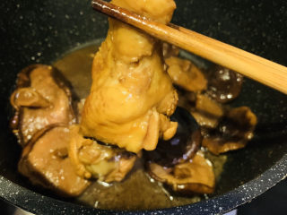 21、鸡腿炖香菇,汤汁浓稠,就可以关火,起锅了;