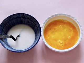 2、养生营养的荠菜虾皮鸡蛋汤,木薯淀粉用水化开，鸡蛋打散备用。