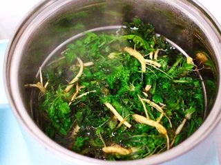 4、养生营养的荠菜虾皮鸡蛋汤,把荠菜清洗干净后，用东菱早餐机DL-3405的汤锅把荠菜进行焯水，焯过水的荠菜过冷水后沥干水分备用。