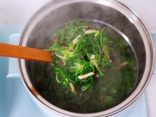 6、养生营养的荠菜虾皮鸡蛋汤,东菱早餐机的汤锅重新倒入纯净水煮沸后，把切段的荠菜放入锅中。
