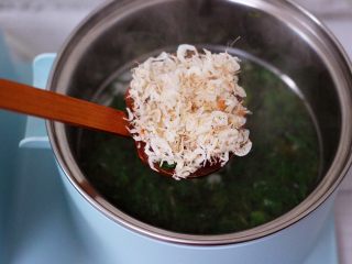 7、养生营养的荠菜虾皮鸡蛋汤,加入提前洗净的淡干虾皮。