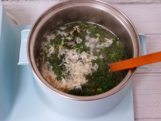 8、养生营养的荠菜虾皮鸡蛋汤,大火煮沸后继续煮2分钟左右。