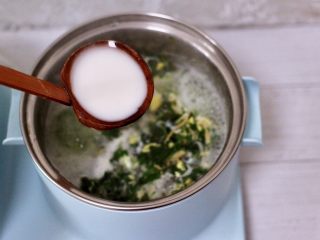 11、养生营养的荠菜虾皮鸡蛋汤,这个时候把化开的木薯淀粉倒入锅中勾芡增亮。