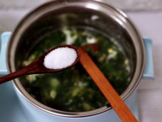 12、养生营养的荠菜虾皮鸡蛋汤,根据个人口味，锅中加入适量的盐调味。