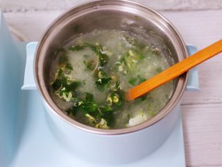 14、养生营养的荠菜虾皮鸡蛋汤,大火煮沸后。