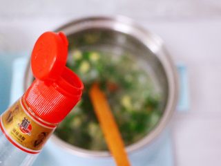 15、养生营养的荠菜虾皮鸡蛋汤,锅中淋上芝麻油。