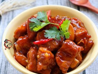12、高升排骨,铲起，搁上香菜装饰即可
