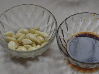 3、蒜蓉胡萝卜土豆丝，很好吃的素菜,准备大蒜，生抽醋汁。