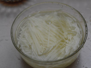 6、蒜蓉胡萝卜土豆丝，很好吃的素菜,切好的土豆丝用水泡洗。