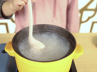 5、香甜栗子营养粥,大火煮开转至小火，一边煮一边搅拌，熬制粥稠