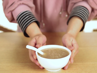 7、香甜栗子营养粥,盛出装碗