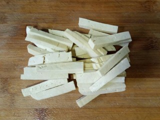 2、菠菜豆腐汤,我用的老豆腐，用嫩豆腐会更好，豆腐切成条