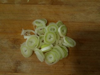 4、菠菜豆腐汤,大葱切碎