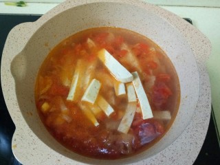 8、菠菜豆腐汤,加入豆腐，大火煮开