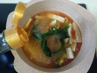 14、菠菜豆腐汤,菠菜熟了，关火，加入一勺香油即可
