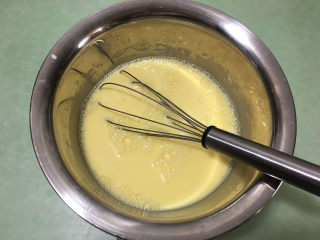 2、芒果千层蛋糕,搅拌均匀至糖完全融化.