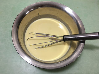 6、芒果千层蛋糕,筛好的面糊备用.