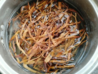 1、黄花菜蛋汤,黄花菜提前泡水