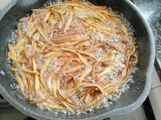 6、黄花菜蛋汤,煮至黄花菜变软