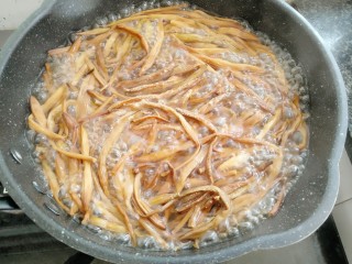 7、黄花菜蛋汤,放入盐，胡椒粉