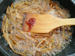 8、黄花菜蛋汤,放入耗油