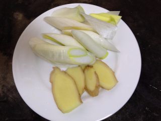 2、小土豆炖肉,葱切马耳块，姜切片