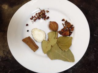 3、小土豆炖肉,香料装入料盒