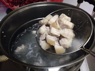 4、小土豆炖肉,五花肉放入冷水中煮开焯水（捞出肉时，一定要大火从中间捞，这样可以避免捞出浮沫)