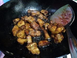 6、小土豆炖肉,加入老抽炒匀上色