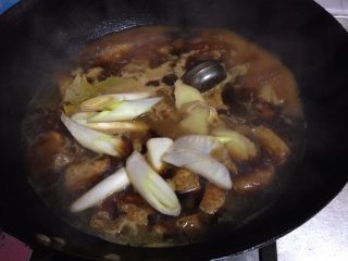 7、小土豆炖肉,倒入开水（一定要开水）末过肉二指，加入香料盒、葱、姜大火煮开