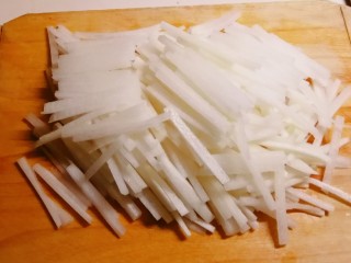 2、萝卜丝汤,萝卜去皮切丝。