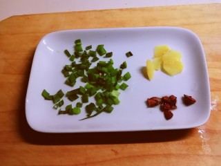 3、萝卜丝汤,葱花 姜片 八角准备好。