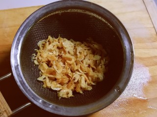 4、萝卜丝汤,虾皮清洗干净 滤干水分。