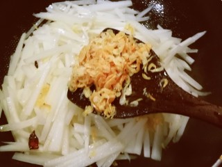 7、萝卜丝汤,放入萝卜丝和虾皮。