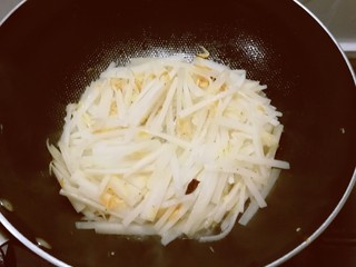 8、萝卜丝汤,翻炒均匀。