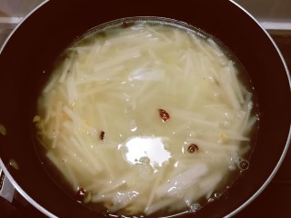 9、萝卜丝汤,倒入足够量的鸡汤或清水。