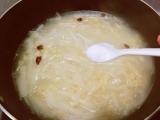 10、萝卜丝汤,大火烧开,放入盐。