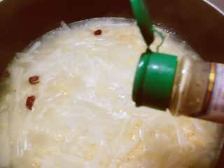 11、萝卜丝汤,放入胡椒粉增香。