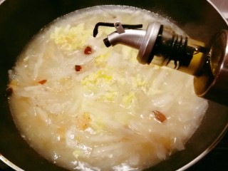 14、萝卜丝汤,倒入芝麻油增香。