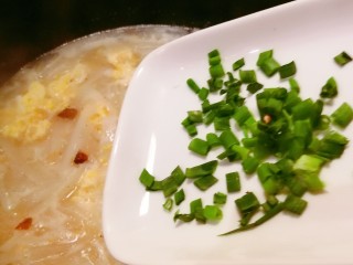 15、萝卜丝汤,倒入葱花 关火出锅