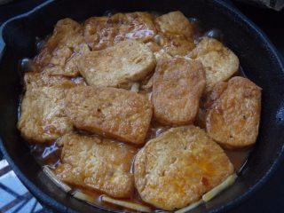 11、川辣红烧豆腐,所有材料煮透入味
