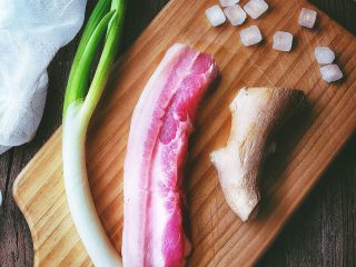1、肥而不腻 香糯酥烂的 东坡肉,准备材料