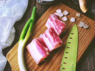 2、肥而不腻 香糯酥烂的 东坡肉,将肉平均的 切成大块