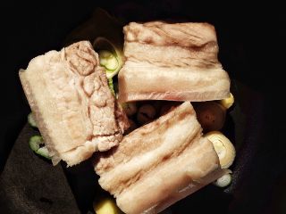 7、肥而不腻 香糯酥烂的 东坡肉,将煮好的肉放在葱姜片上