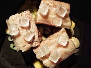 8、肥而不腻 香糯酥烂的 东坡肉,放上冰糖